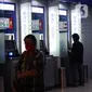 Nasabah usai melakukan transaksi di gerai ATM, Tangerang, Banten, Kamis (4/11/2021). Bank Indonesia (BI) akan segera meluncurkan sistem pembayaran cepat BI-Fast Payment pada Desember 2021. (Liputan6.com/Angga Yuniar)