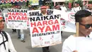 Peternak ayam membentangkan poster saat menggelar aksi di depan Kementerian Koordinator Bidang Perekonomian, Jakarta, Kamis (5/9/2019). Ratusan peternak ayam menuntut pemerintah turun tangan menyelesaikan permasalahan harga ayam hidup di tingkat peternak yang kembali anjlok. (Liputan6.com/Angga Yun