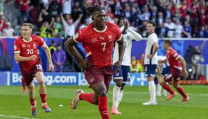 Pemain Swiss, Breel Embolo melakukan selebrasi setelah mencetak gol pertama timnya ke gawang Inggris pada laga perempat final Euro 2024 di Duesseldorf Arena, Duesseldorf, Jerman, Sabtu (06/07/2024). (AP Photo/Frank Augstein)