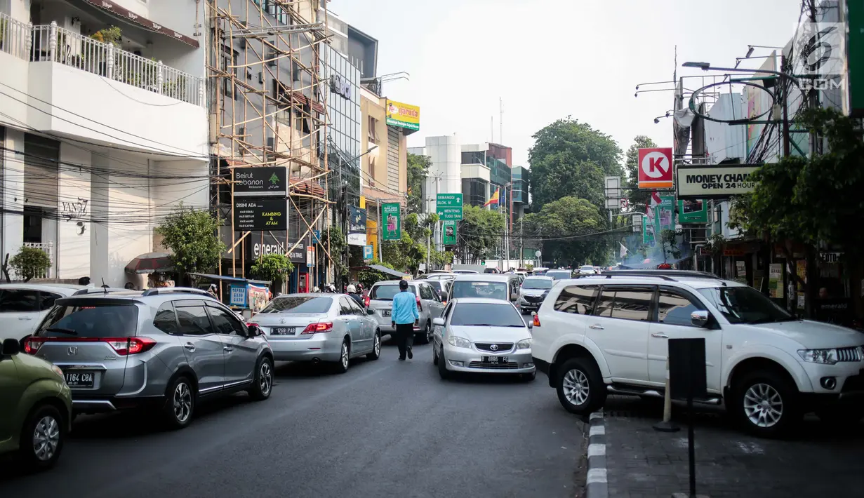 Petugas parkir mengatur lalu lintas di Jalan H. Agus Salim, Menteng, Jakarta, Kamis (4/10). Pada 8-22 Oktober 2018 mendatang Jalan KH Wahid Hasyim dan Jalan H Agus Salim akan diberlakukan uji coba Sistem Satu Arah (SSA). (Liputan6.com/Faizal Fanani)