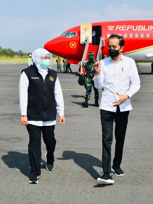 Presiden Joko Widodo disambut oleh Gubernur Jawa Timur Khofifah Indar setibanya dengan pesawat kepresidenan di pangkalan TNI AU Iswahjudi, Madiun, Kamis (19/8/2021). Ini kemunculan perdana setelah pesawat Kepresidenan ini dicat menjadi warna merah putih. (Dok. Biro Pers Sekretariat Presiden)