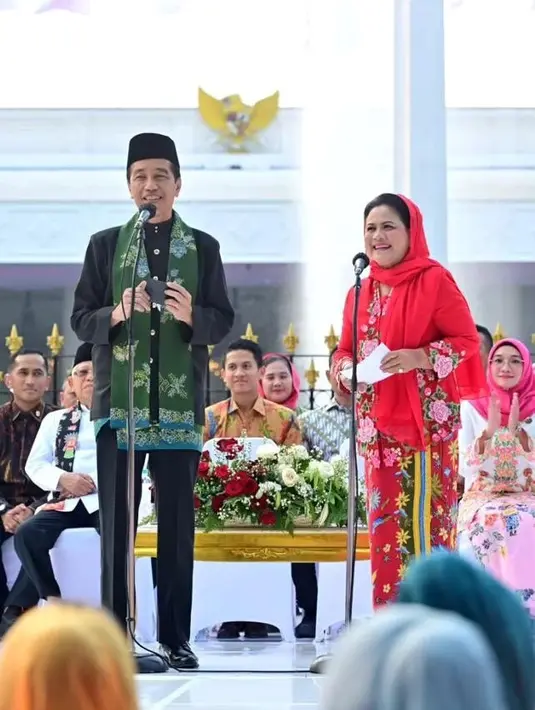 Ibu Iriana Jokowi tampil elegan mengenakan kebaya encim merah. Di acara Istana Berkebaya, Ibu Iriana tampil dengan kebaya encim yang merupakan khas Betawi, dipadunya dengan kain batik dan selendang merah yang senada, serta selop hitam. [Foto: Instagram/jokowi]