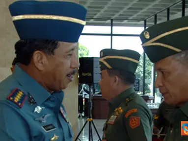 Citizen6, Jakarta: Panglima TNI Laksamana TNI Agus Suhartono berjabatan tangan dengan pejabat lama Brigjen TNI Junias Lumban Tobing yang selanjutnya akan menjadi Pati Mabes TNI AD dalam rangka memasuki masa pensiun. (Pengirim: Badarudin Bakri).