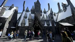 Sejumlah pengunjung berkeliling di desa Hogsmeade saat soft opening dan tur media taman bermain bertemakan "The Wizarding World of Harry Potter" di Universal Studios Hollywood, Los Angeles, California, 22 Maret 2016. (REUTERS/Kevork Djansezian)