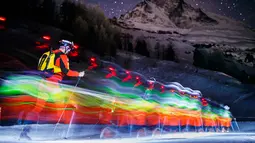Peserta berjalan saat mengikuti lomba Patroli Gletser di resor ski Zermatt, Swiss (17/4). Peserta harus menempuh perjalanan sejauh 53 km untuk menyelesaikan lomba tersebut. (Valentin Flauraud/Keystone via AP)