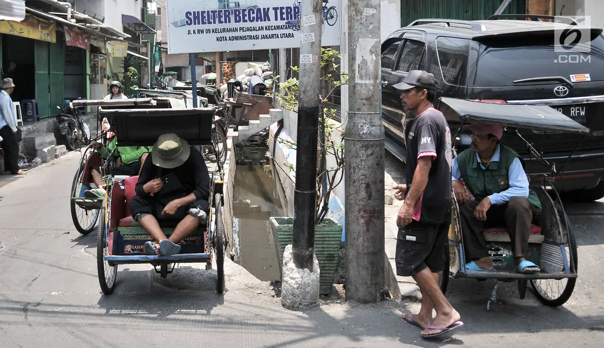 Penarik becak saat mangkal di Shelter Becak Terpadu di kawasan Teluk Gong, Pejagalan, Jakarta, Senin (8/10). Selain sebagai penataan, pembangunan shelter juga untuk memberi rasa keadilan dan keamanan bagi penarik becak. (Merdeka.com/Iqbal Nugroho)