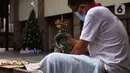 Seorang pria membersihkan peralatan jelang perayaan Natal di Gereja Katedral, Jakarta, Rabu (22/12/2021). Gereja Katedral Jakarta memperketat penerapan protokol kesehatan selama ibadah Natal 2021. (Liputan6.com/Angga Yuniar)