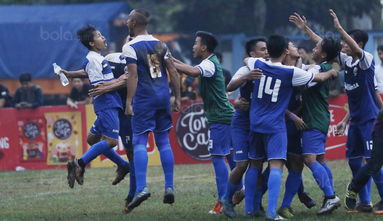 Para pemain UPI merayakan gol yang dicetak ke gawang Unpad pada laga Torabika Campus Cup 2017 di Gor Jati Padjajaran, Jatinangor, Rabu (27/9/2017). Unpad Takluk 3-2 lewat adu penalti dari UPI. (Bola.com/M Iqbal Ichsan)