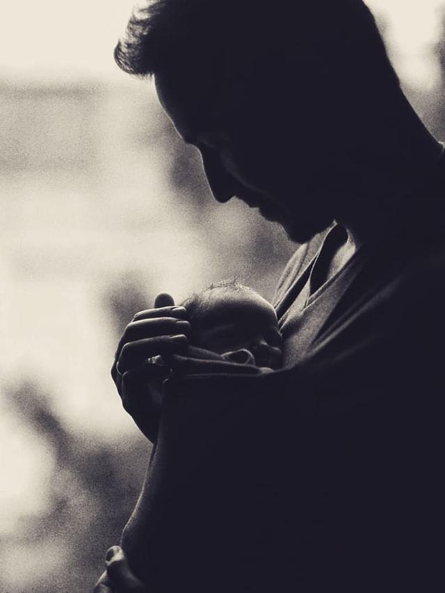 [Fimela] Anak Pertama Raisa dan Hamish Daud