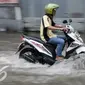Hujan lebat di kawasan Jakarta Selatan pada Selasa (4/10), siang, meninggalkan genangan air di sejumlah jalan raya. Di Jalan Pejaten Raya Jaksel, banjir yang mencapai 50 cm menghambat aktivitas warga. (Liputan6.com/Yoppy Renato)