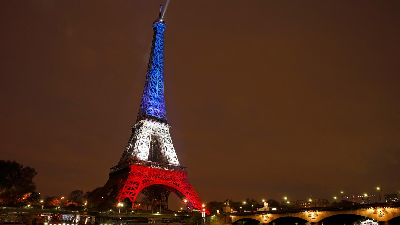 20151116-Pasca Ditutup, Menara Eiffel Disinari Warna Bendera Prancis