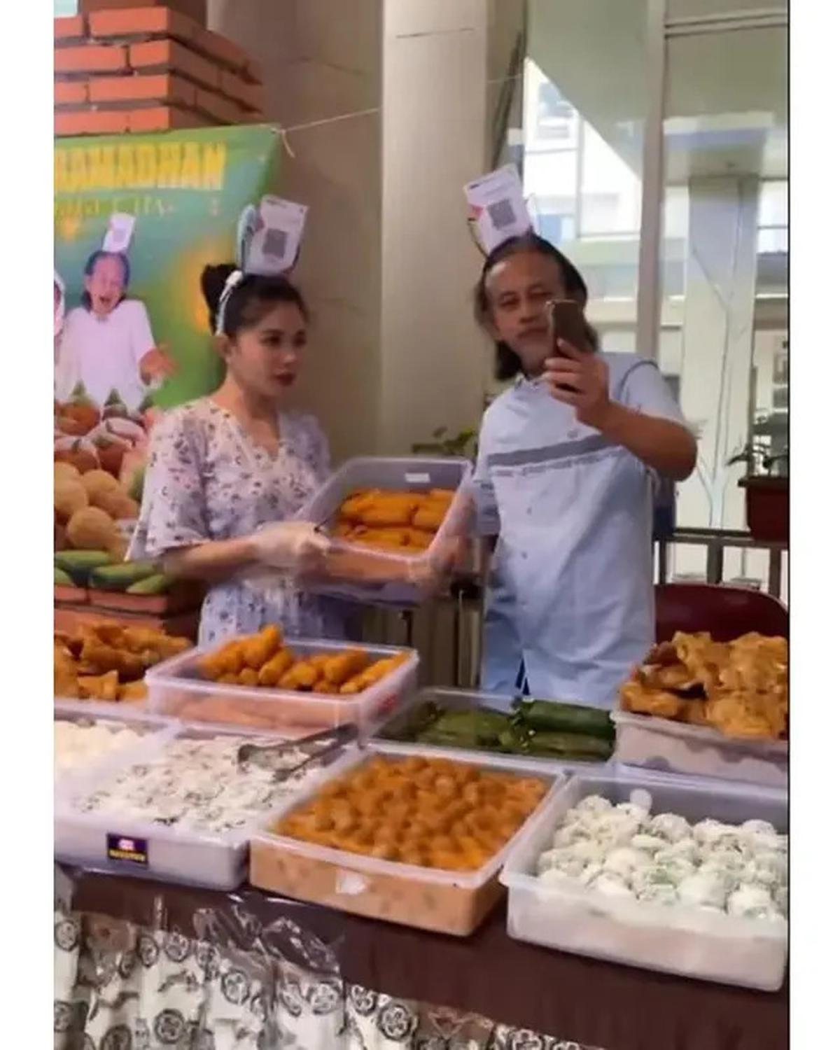 6 Potret Epy Kusnandar dan Istri Jual Takjil di Bazar Ramadhan, Raup Jutaan Rupiah