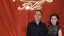 Sementara itu, sebagai pasangan Dul Jaelani, Tissa Biani memilih tampil anggun dalam lace dress hitam yang memberi kesan klasik sekaligus romantis. Dul Jaelani melengkapi penampilan sang kekasih dengan busana hitam formal.