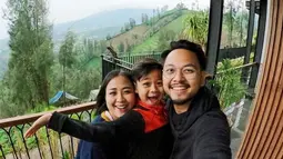 Sejak menikah dengan sang suami pada 18 November 2011, biduk rumah tangga penyanyi asal Surabaya ini pun jauh dari kabar miring. Bahkan, ia selalu tampil harmonis dengan Arlan di berbagai kesempatan. (Liputan6.com/IG/astridbasjar)