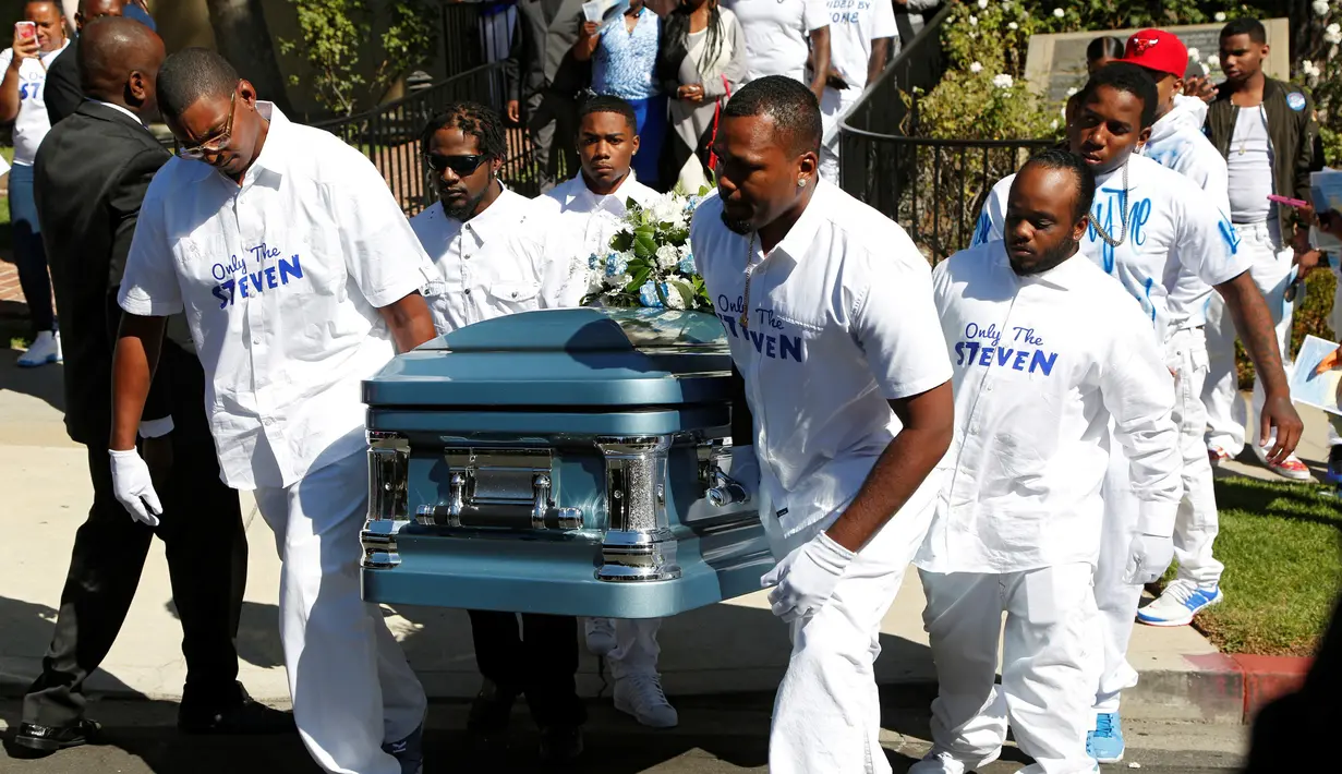 Peti mati Carnell Snell Jr, yang ditembak oleh Polisi Los Angeles tiba di tempat upacara peringatan di LA, California, AS, Sabtu (8/10). Polisi mengatakan terpaksa menembak karena Snell hendak menyerang mereka dengan senpi.  (REUTERS / Jonathan Alcorn)