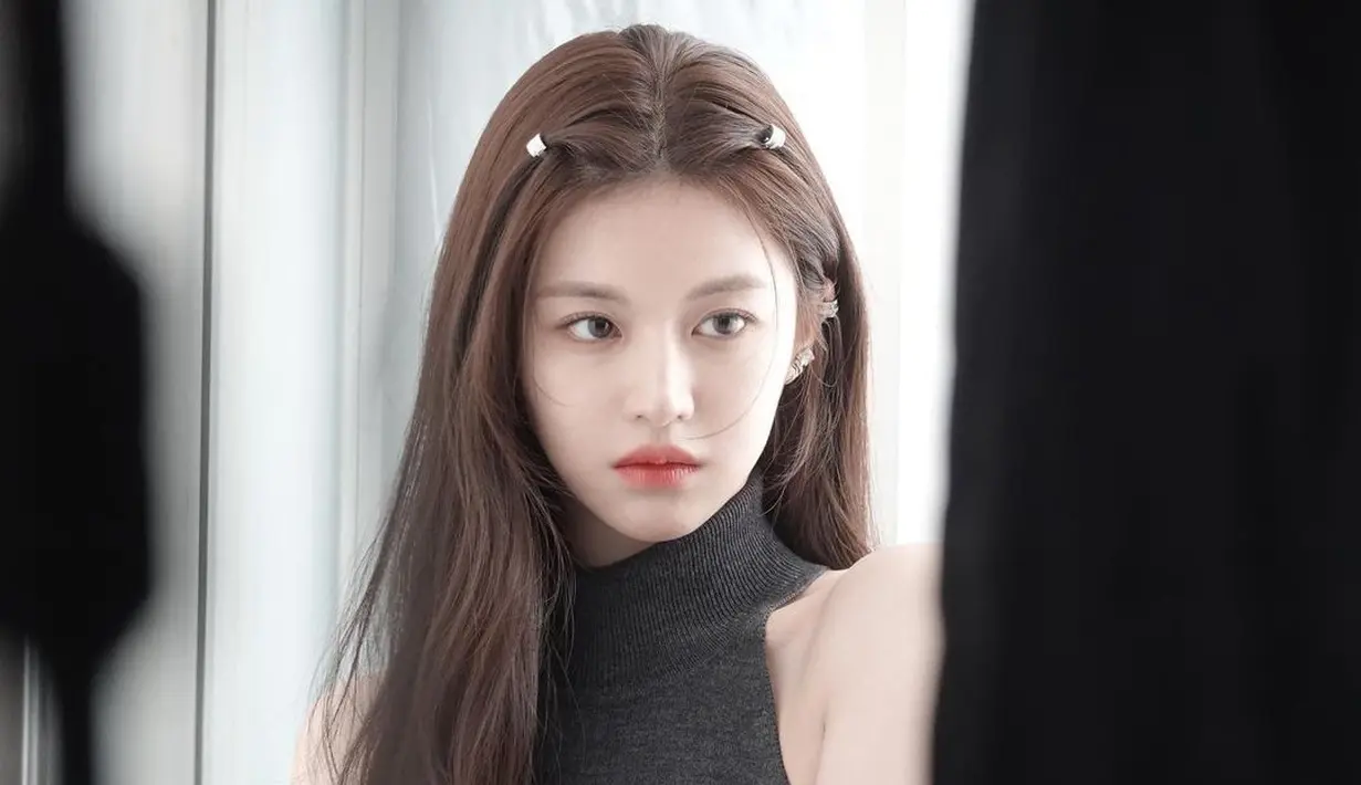 Bak melihat peri, potret cantik Go Younjung dengan rambut panjangnya yang dibiarkan tergerai dan diberi jepit kecil masing-masing di atas kanan-kiri. Go Younjung tampil simpel mengenakan atasan halter tanpa lengan berwarna abu-abu. [Foto: Instagram/goyounjung]