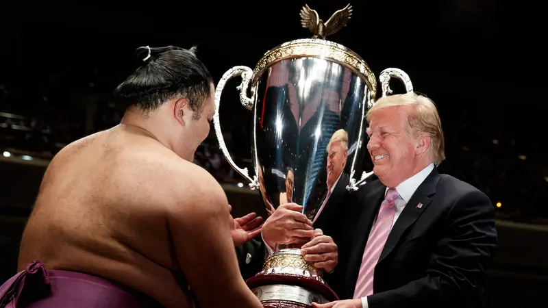 Kunjungi Jepang, Trump Nonton Sumo Bersama Abe Shinzo