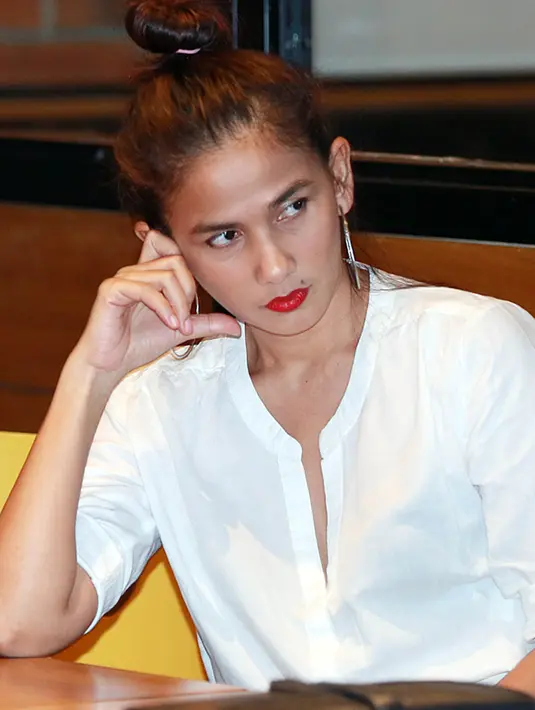 "Nyiapin (THR), biasanya, bukan nilainya, bahwa ini untuk dimana kita ngumpul setahun sekali untuk seru-seruan, ngantri mereka (ponakan), panjang, ibarat dituakan, untuk bikin suasana ramai aja," ujar Nova. (Deki Prayoga/Bintang.com)