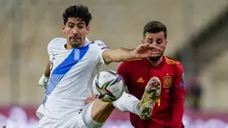 Gelandang timnas Yunani Andreas Bouchalakis berebut bola dengan bek Spanyol, Jose Luis Gaya pada laga Kualifikasi Piala Dunia 2022 zona Eropa Grup B di Olympic stadium, Jumat (12/11/2021) dini hari WIB. Spanyol menaklukkan tuan rumah Yunani dengan skor 1-0. (AP Photo/Thanassis Stavrakis)