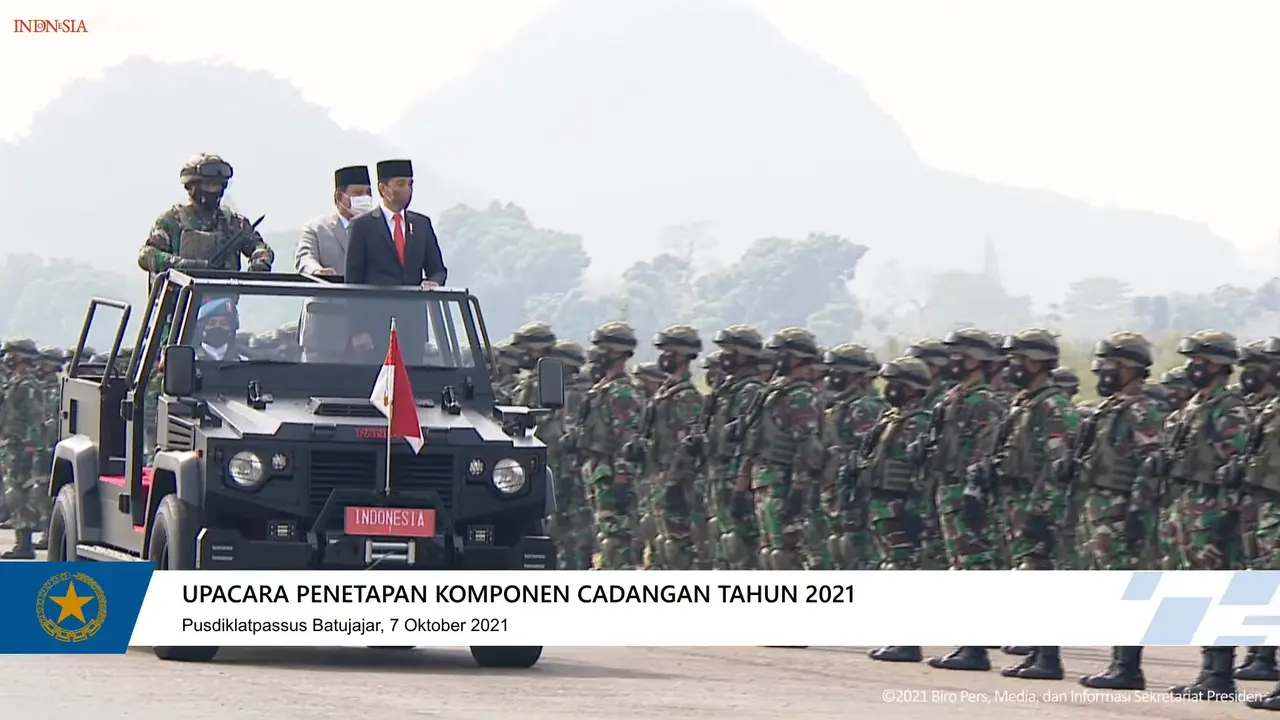 Presiden Joko Widodo atau Jokowi memimpin Upacara Penetapan Komponen Cadangan TNI tahun anggaran 2021 di Pendidikan dan Pelatihan Pasukan Khusus (Pusdiklatpassus) Kabupaten Bandung Barat, Kamis (7/10/2021).