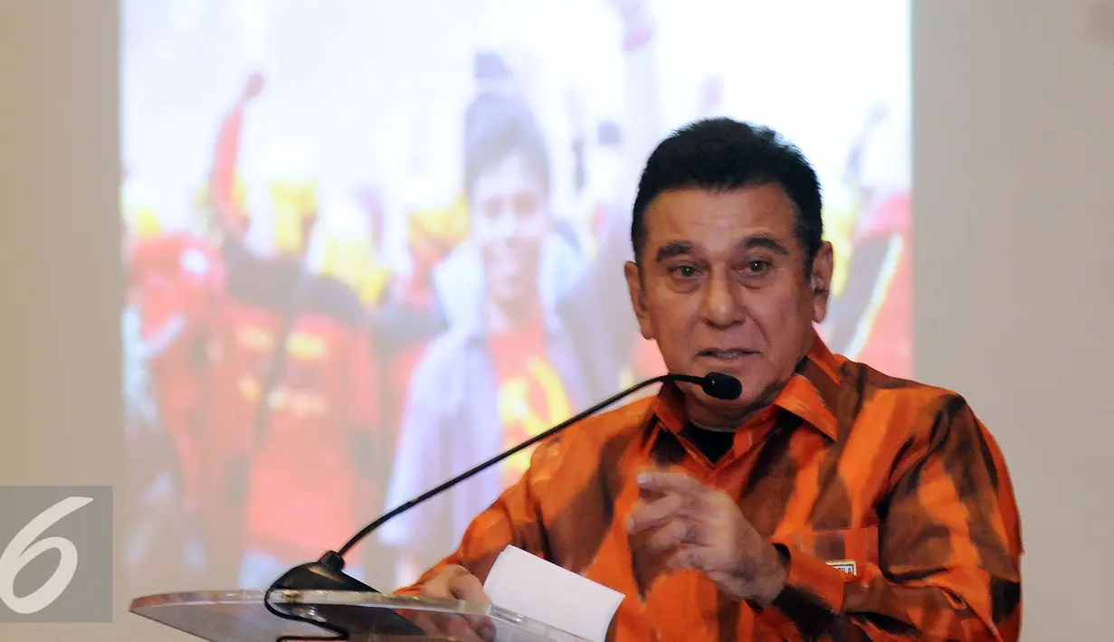 Ketua Pemuda Pancasila, Japto S Soeryosumarno memberikan pandangan pada silaturahmi persatuan purnawirawan TNI-AD serta Ormas di Jakarta, Jumat (13/5/2016). Acara dihadiri sejumlahtokoh dan membahas bahaya laten PKI. (Liputan6.com/Helmi Fithriansyah)