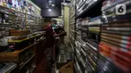 Pecinta musik memilah Piringan Hitam, CD, dan Kaset pita di toko "Wow Record Store", Blok M Squere, Jakarta, Jumat (12/3/2021). Pedagang Piringan Hitam, CD, dan Kaset Pita ini bertahan ditengah Perkembangan era digital dan Pandemi. (Liputan6.com/Johan Tallo)