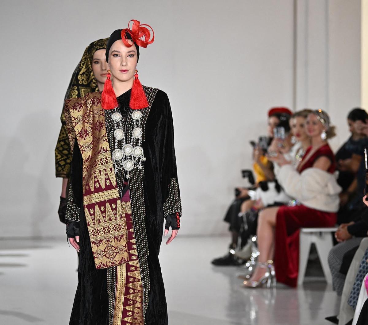 Indonesia Now, komunitas show satu-satunya di Asia Tenggara, mendapat peluang menampilkan peragaan busana di New York Fashion Week (NYFW) Fall/Winter 2024, pada Sabtu (10/2/2024). Dalam kesempatan itu, mereka menggandeng sejumlah desainer lokal untuk men