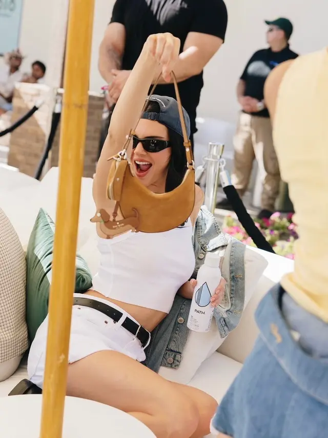 Gaya Simple Kendall Jenner di Coachella, Pakai Tas Rp2,7 Jutaan dan Bag Charm Anjing Rp900 Ribuan