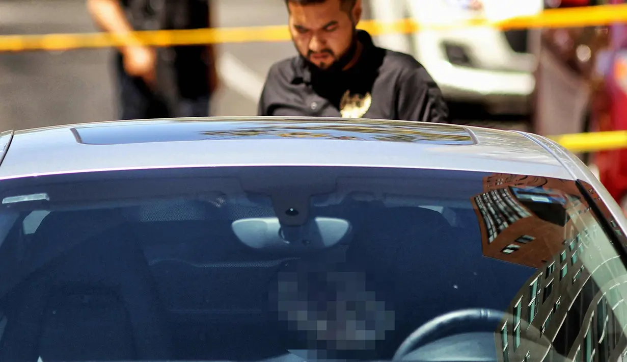 Jenazah pria yang ditembak mati di mobilnya di Americana di Guadalajara, Meksiko, (14/3). Sejak Desember 2006, saat pemerintah meresmikan operasi anti-narkoba militer yang kontroversial lebih dari 200.000 pembunuhan telah terjadi. (AFP Photo/Ulises Ruiz)