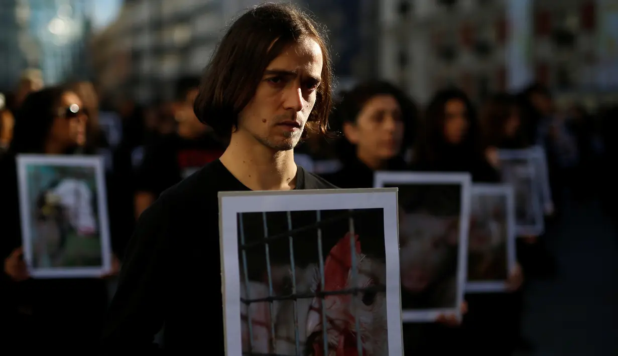 Ekspresi seorang aktivis saat melakukan aksi protes di di Madrid, Spanyol (10/12). Mereka memprotes anggapan hewan sebagai properti atau peliharaan saja yang bernilai lebih rendah dari manusia. (Reuters/Javier Barbancho)