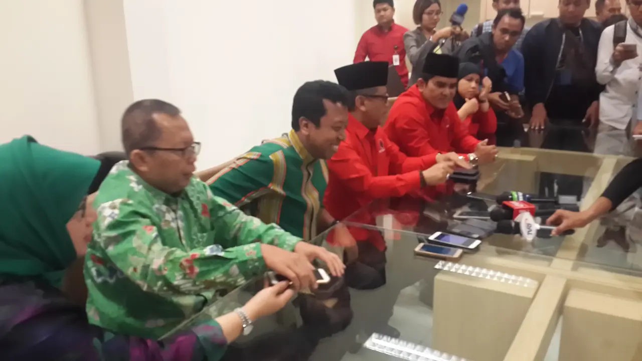 Ketua Umum Partai Persatuan Pembangunan (PPP) Romahurmuziy bersama politikus PDIP.