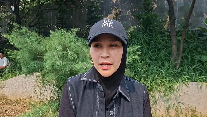 Bawa 3 Ambulans, Zaskia Adya Mecca Ikut Demo Suarakan Kegelisahan Kaum Ibu