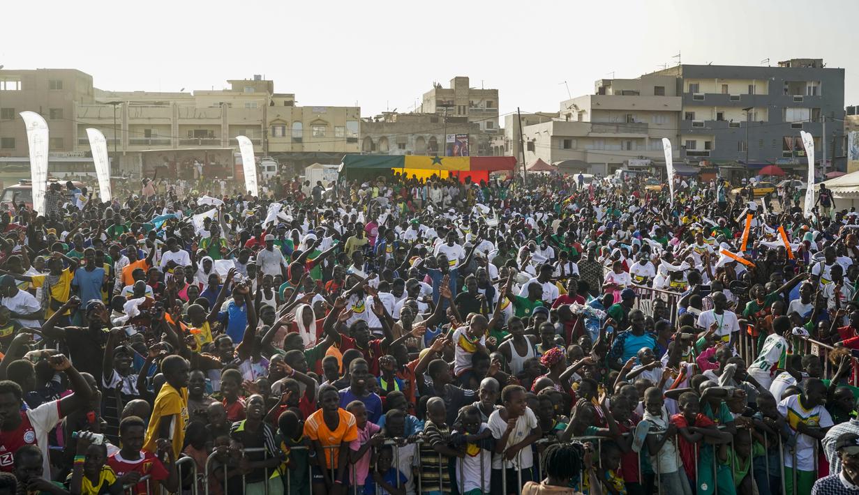 Penggemar klub sepak bola Senegal merayakan kemenangan tim mereka saat melawan Ekuador di laga grup A Piala Dunia 2022 di Qatar, pada layar video yang dipasang di zona penggemar, Dakar, Senegal, Selasa (29/11/2022). Senegal akhirnya mampu lolos sebagai runner-up grup A Piala Dunia 2022 dengan mengumpulkan total enam poin usai mencatat dua kemenangan dan satu kekalahan sepanjang babak penyisihan. (AP Photo/Leo Correa)