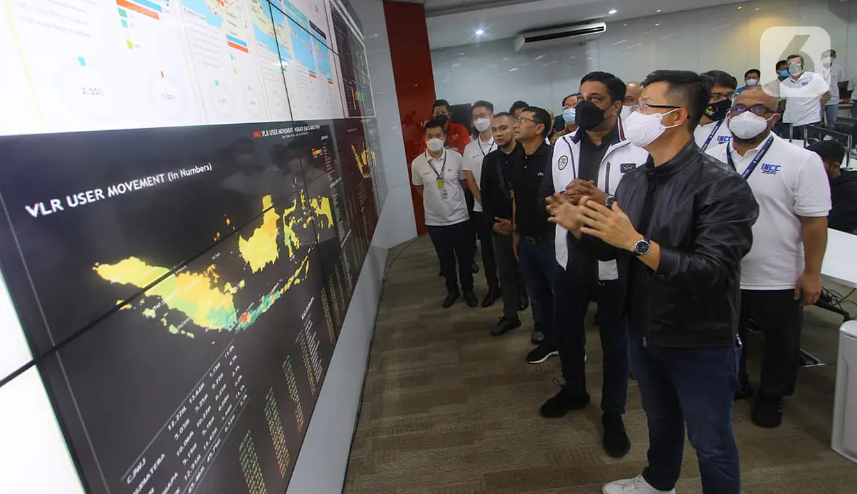 <p>President Director &amp; CEO IOH Vikram Sinha dan SVP-Head of Network Operations IOH Agus Sulistio saat meninjau IOH Network Operation Center (INOC) di Kantor Pusat Indosat Ooredoo Hutchison Jakarta (1/5/2022). IOH Network Operation Center (INOC) dan IOH Service Operation Center (ISOC) akan memantau ketersediaan dan kualitas jaringan secara nasional selama 24/7. (Liputan6.com/HO/IOH) </p>