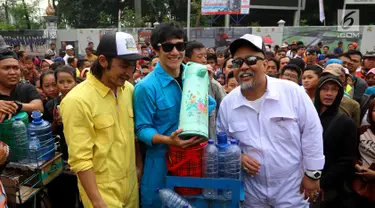 Aktor Abimana, Vino G. Bastian dan Indro foto di sepeda kopi bersama pengunjung Car Free Day saat promo film Warkop DKI Reborn part 2 di Senayan, Jakarta, Minggu (13/08). (Liputan6.com/Fery Pradolo)