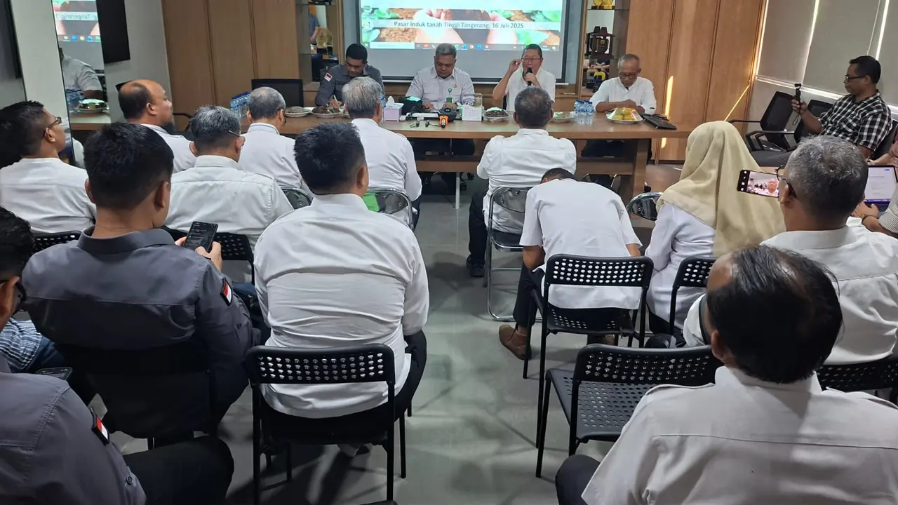 Rapat Tindak Lanjut Program Jaga Desa Provinsi Banten di Pasar Induk Tanah Tinggi, Kota Tangerang, Rabu (16/7/2025).
