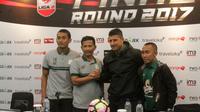 Suasana sesi jumpa pers jelang final Liga 2 2017 di Hotel Courtyard, Dago, Bandung, Senin (27/11/2017), yang mempertemukan Persebaya vs PSMS. (Bola.com/Ronald Seger Prabowo)