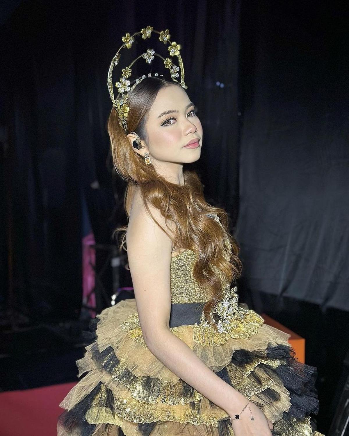 Beberapa kali, Rara membagikan potret dirinya dalam balutan dress emas.