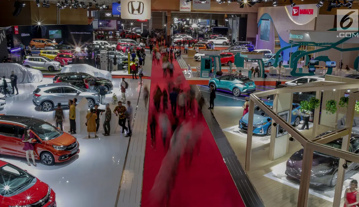 Pengunjung memadati ruang pamer pada pembukaan The 19th Indonesia International Motor Show (IIMS) 2019 pada hari pertama pembukaan di JIExpo Kemayoran, Jakarta, Kamis (25/4). Pameran industri otomotif tersebut berlangsung 25 April - 5 Mei 2019. (Liputan6.com/Faizal Fanani)