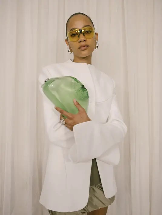 Aksesori yang dihadirkan juga menambah sempurna koleksi yang kian modern. [Foto: Instagram/ Tory Burch SS 2024].