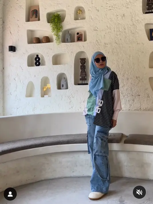 Tampil kasual dan kekinian, Meisya memadukan jenas kargo dengan kemeja oversize. Tabrak warna dari kemeja yang dikenakan pun mempertegas penampilan Meisya. [Foto: Instagram/meisya_siregar]