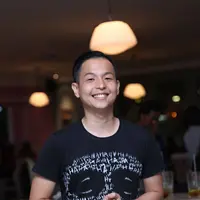 "Di poster kalau bisa dibaca di situ ada nama Kaesang. Budgetnya lumayan lah, kampret juga anak itu. Satu hari saja mahal banget," ungkap Ernest Prakasa, di kawasan Tebet, Jakarta Selatan, Kamis (8/12). (Nurwahyunan/Bintang.com)