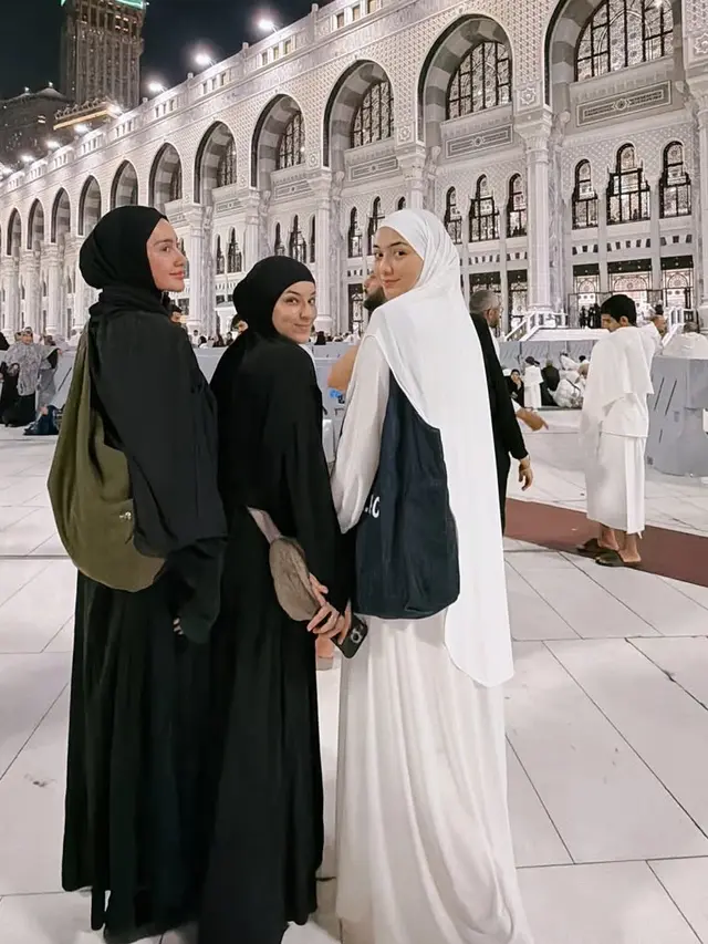 Citra Kirana saat Umrah pakai busana muslim putih. [@citraciki]
