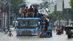 Badai tersebut menyebabkan banjir dan tanah longsor yang menewaskan sedikitnya empat orang, termasuk bayi perempuan berusia sembilan bulan, kata para pejabat. (AP Photo/Aaron Favila)