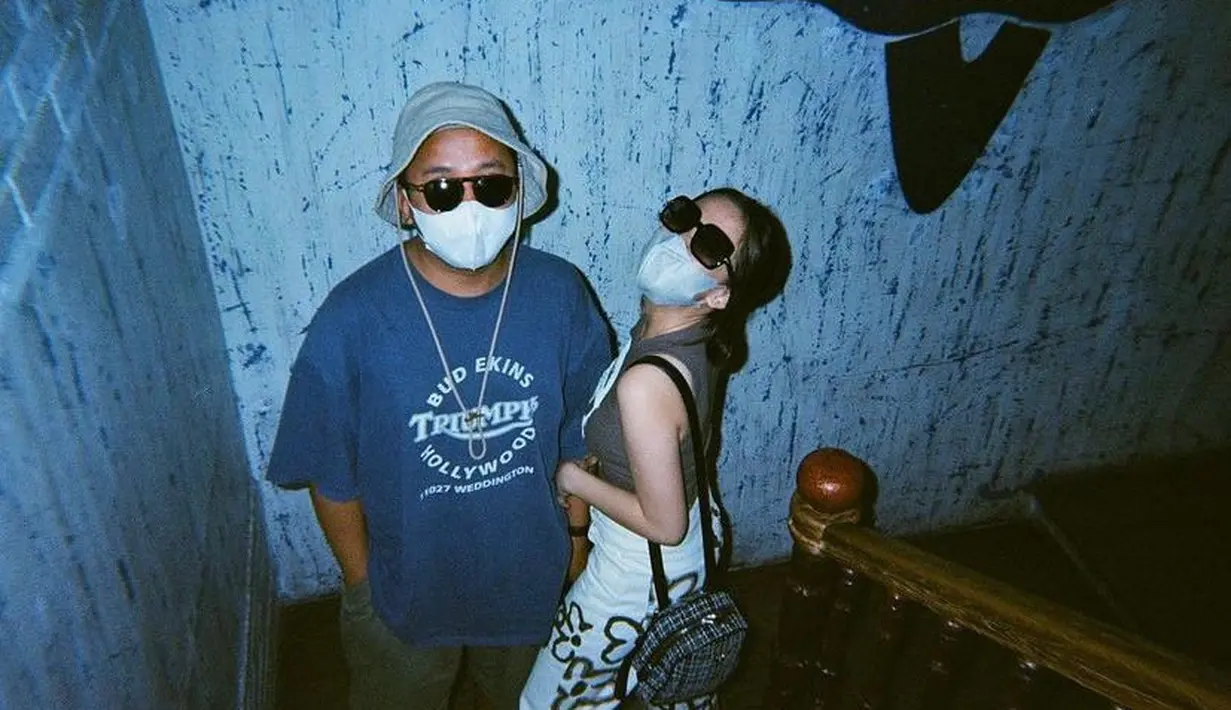 Kali ini keduanya tampil serasi kenakan kacamata hitam. Chic! (Instagram/zaraadhsty).