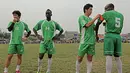 Makan Konate pemain Persib asal Mali (nomor 14) ikut meramaikan laga tarkam di Ciputat. (Bola.com/Peksi Cahyo)