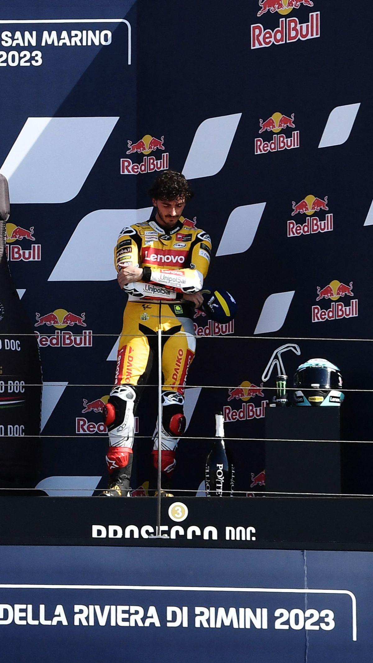 Namun pada akhirnya, Bagnaia mampu mempertahankan posisi ketiga dari kejaran Pedrosa.<br>