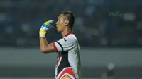 Kiper Mitra Kukar, Yoo Jae-Hoon saat melawan Persib Bandung pada laga Liga 1 Indonesia di GBLA, (8/4/2018).  (Bola.com/Nick Hanoatubun)