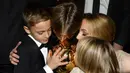 Gelandang Real Madrid asal Kroasia, Luka Modric, bersama keluarganya mencium trofi saat malam penghargaan Ballon d'Or di Paris, Senin (3/12). Dirinya berhasil meraih gelar Ballon d'Or. (AFP/Anne-Christine Poujoulat)