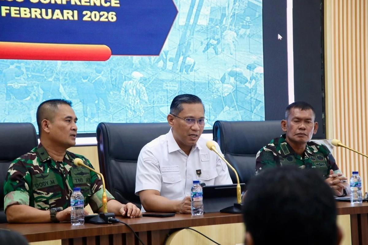 Juru Bicara Satgas PRR Pascabencana Sumatera Amran (tengah) di Kantor Pusat Kemendagri